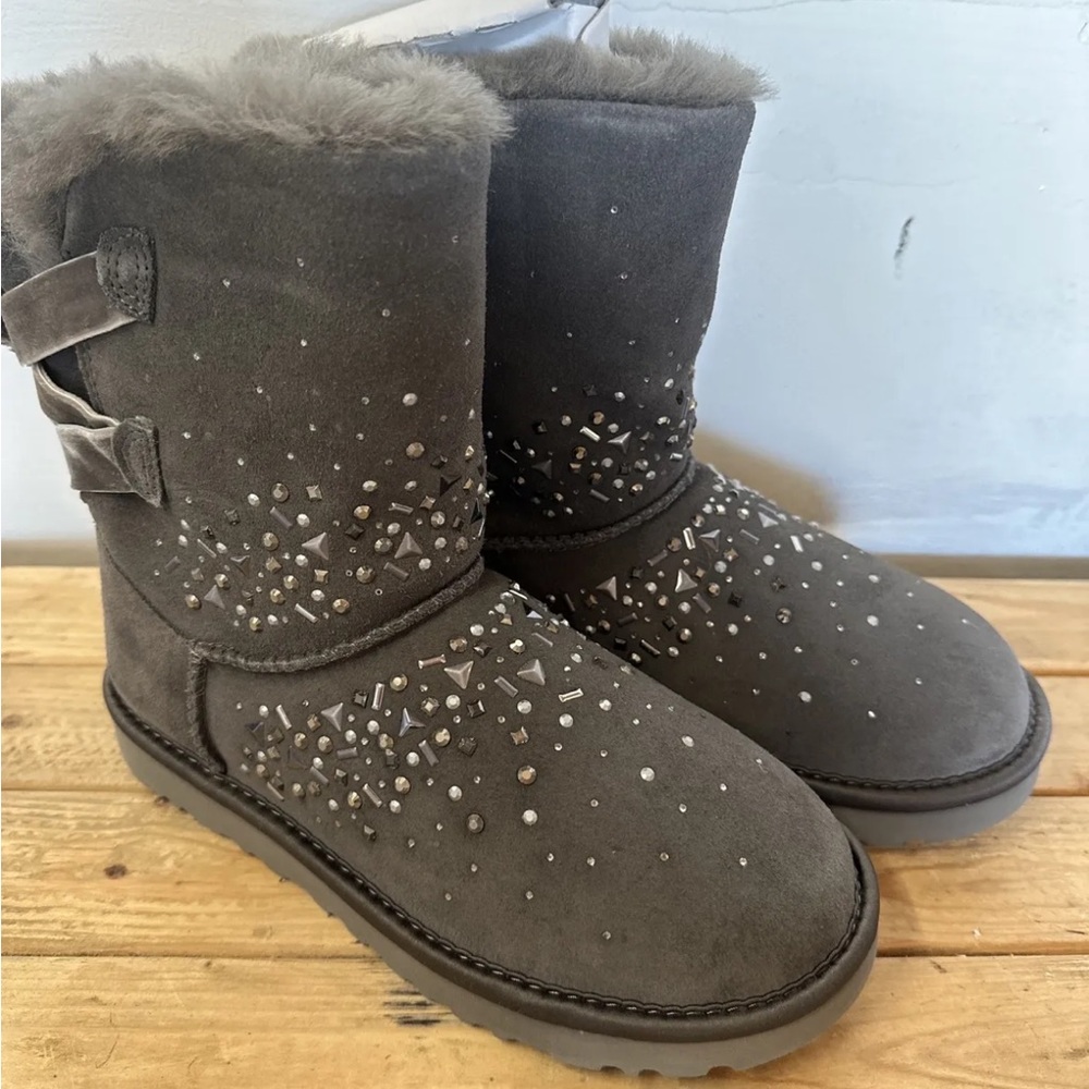UGG CLASSIC GALAXY BLING SHORT BAILEY BOW CHARCOAL SUEDE BOOTS US6 WOMEN’S